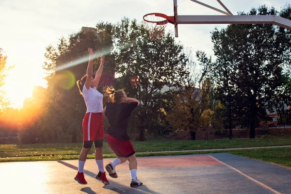 Joueuse de basket-ball ont treining et exercice au terrain de basket-ball à la ville sur la rue — Photo