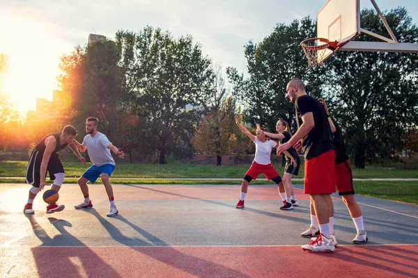 Ομάδα Νέων Φίλων Παίζοντας Αγώνα Μπάσκετ — Φωτογραφία Αρχείου