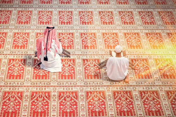 Dos musulmanes religiosos orando juntos dentro de la mezquita — Foto de Stock