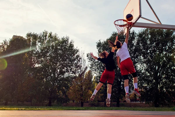 Mulher jogador de basquete tem treinamento e exercício na quadra de basquete na cidade na rua — Fotografia de Stock