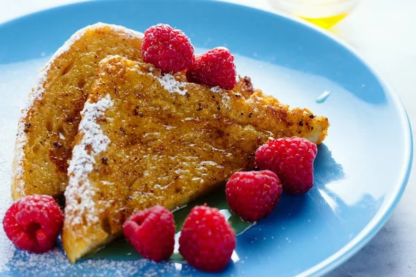 꿀과 딸기 프렌치 토스트 — 스톡 사진