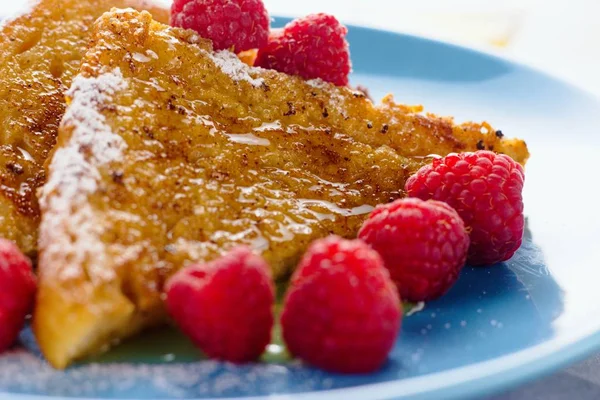 Frans toast met frambozen — Stockfoto