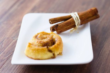 Beyaz dikdörtgen plaka tarçın rulo