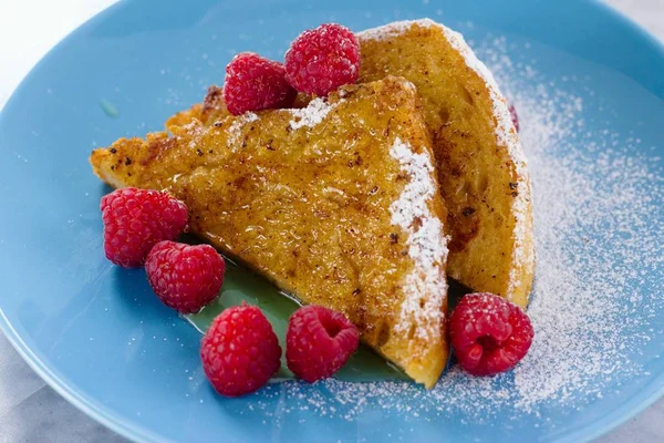 İki Fransız tost şeker, bal ve ahududu ile parçası