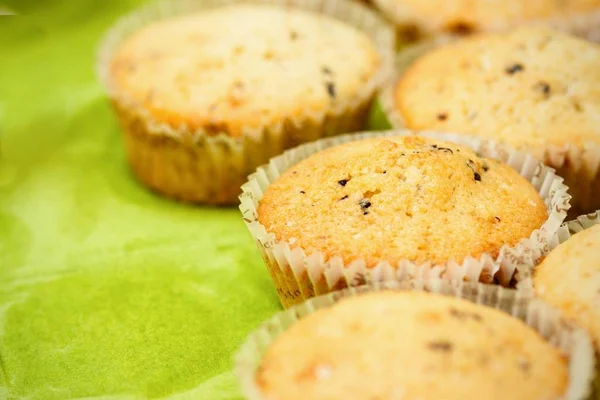 Vaníliás muffin a zöld szalvéta — Stock Fotó