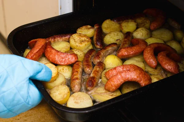 Świeżo pieczone kiełbaski i ziemniaki — Zdjęcie stockowe