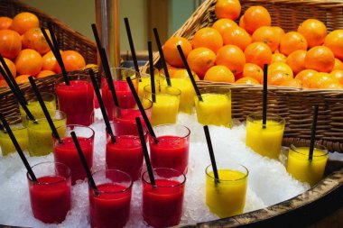 Buz üstünde görüntülenen meyve smoothies