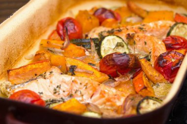 Kızarmış somon ve sebze.