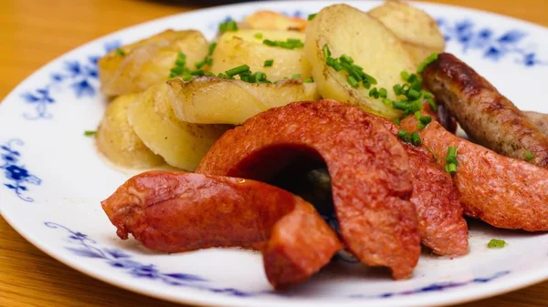 Смажена ковбаса та картопля — стокове фото