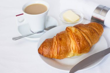 Kahve ile taze pişmiş kruvasan