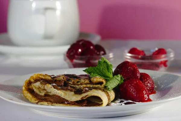 Schokoladencreme-Crêpe mit Erdbeeren — Stockfoto