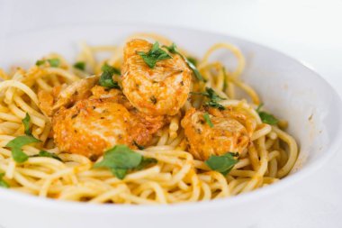 Kase spagetti krema sos ve tavuk eti ile