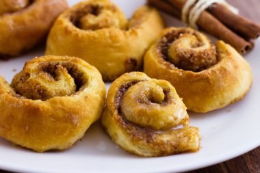 Birkaç tarçın yemeye hazır rulo