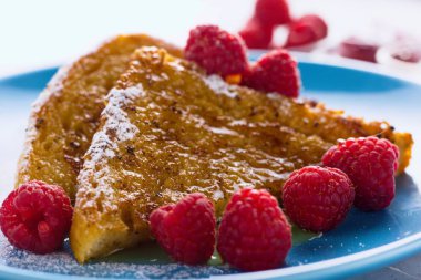 Ahududu ve ballı yumurtalı ekmek