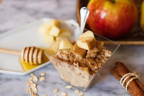 Elma ve bal ile yulaf lapası snack