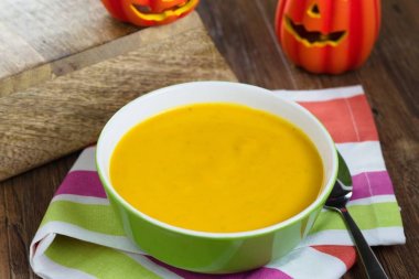 Cadılar Bayramı dekorasyonu ile taze sıcak balkabağı çorbası