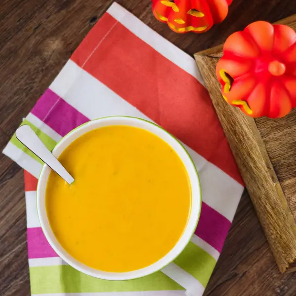 Zuppa di zucca calda fresca con decorazione di Halloween — Foto Stock