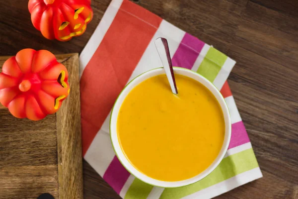 Zuppa di zucca calda fresca con decorazione di Halloween — Foto Stock