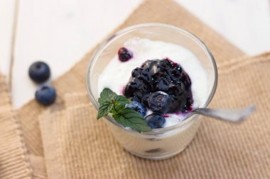 Cam bardak yaban mersini ile yoğurt