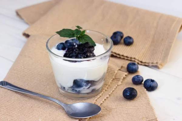 Стакан йогурта с черникой — стоковое фото