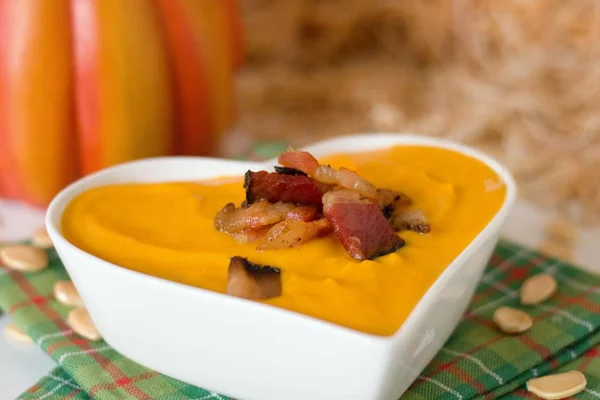 Zuppa di zucca in ciotola a forma di cuore — Foto Stock