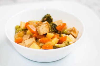 Pişmiş sebze ve tofu