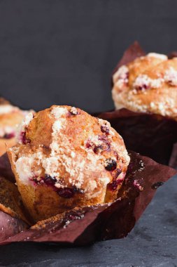 Kızılcık ve kuru üzümlü kek