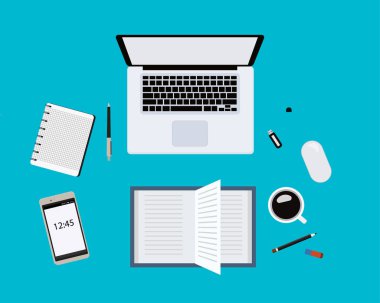 Modern mavi ofis resepsiyon masası dizüstü bilgisayar, fare, kalem, akıllı telefon ve diğer malzemeleri ile kahve. Boş defter sayfası. Çalışma alanı boyut üst görünüm.