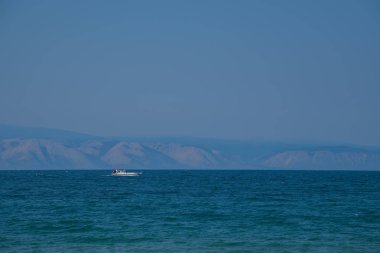 Gün doğarken Dağ Vadisi. Doğal yaz manzarası