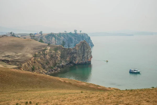Gün doğarken Dağ Vadisi. Doğal yaz manzarası