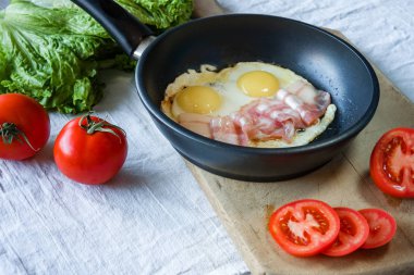 yumurta ve pastırma tava üzerinde tablo yakın çekim