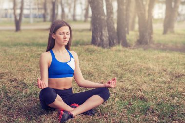 genç kadın bir run.a sağlıklı yaşam biçimi önce ısınma. Spor fitness