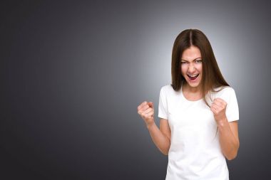 Kötü güzel esmer kadın o yumruklarını kenetlenmesi bağırır. Güçlü duygular kavramı. Düzen