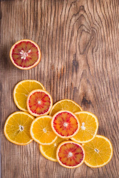 Ζουμερό φρέσκο πορτοκάλι. Υγιεινή διατροφή. Πορτοκαλί φόντο — Φωτογραφία Αρχείου