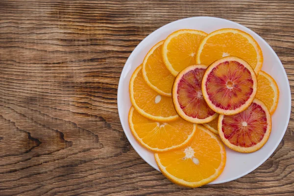 Szaftos friss narancs. Az egészséges táplálkozás. Narancssárga háttérrel — Stock Fotó