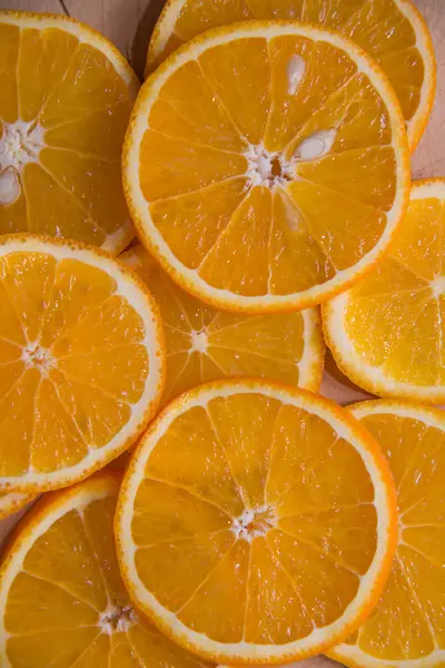 Szaftos friss narancs. Az egészséges táplálkozás. Narancssárga háttérrel — Stock Fotó