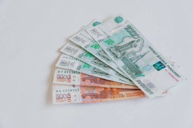 Para Rusya'da. Banknot beş ve bir bin ruble, arka plan.