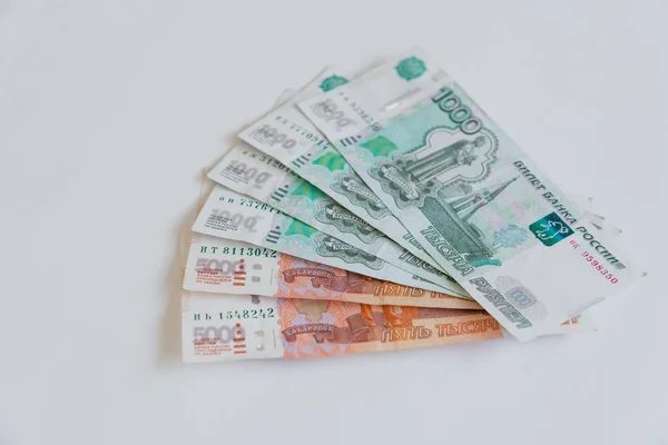 Para Rusya'da. Banknot beş ve bir bin ruble, arka plan.