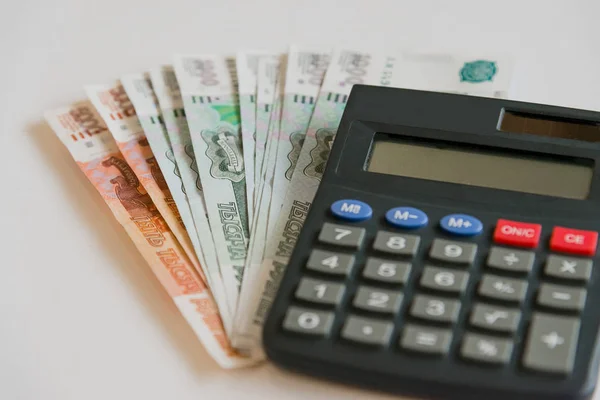 Para Rusya'da. Banknot beş ve bir bin ruble, arka plan, seçici odak. masada bir hesap makinesi.