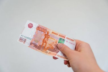 bir kadın eli beş bininci Not tutar. Rus parası.