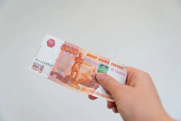 A woman's hand holds a five thousandth note. Russian money. — Stock Photo, Image