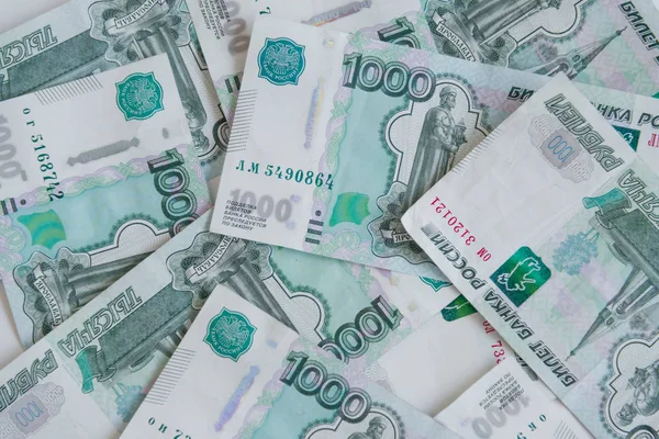Para Rusya'da. Banknot bin ruble, arka plan, seçici odak