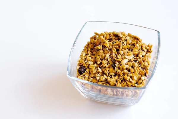 Hecho a sí mismo, granola casa en un frasco de vidrio. concepto de alimentación saludable, dieta, pérdida de peso. fondo blanco. selektiny enfoque — Foto de Stock