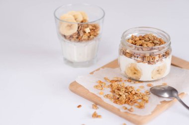 Ev yapımı yulaf ezmesi granola cam için malzemeler. Yulaf gevreği, bal, Kuru üzüm ve fındık. Sağlıklı kahvaltı kavramı kopya ile