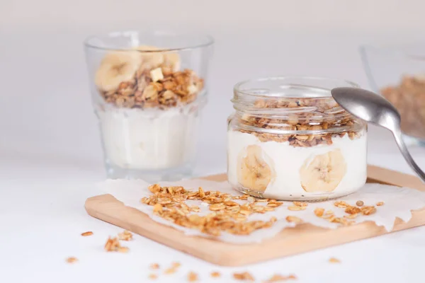 Ingredientes para granola de avena casera en tarro de vidrio. Copos de avena, miel, pasas y nueces. Concepto de desayuno saludable con copia — Foto de Stock