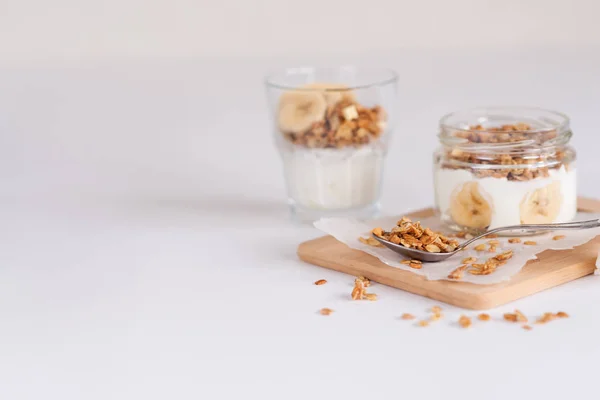 Ingredientes para granola de avena casera en tarro de vidrio. Copos de avena, miel, pasas y nueces. Concepto de desayuno saludable con copia — Foto de Stock
