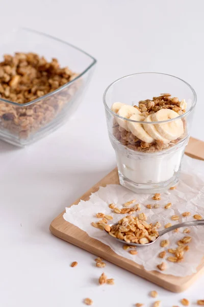 Ev yapımı yulaf ezmesi granola cam için malzemeler. Yulaf gevreği, bal, Kuru üzüm ve fındık. Sağlıklı kahvaltı kavramı kopya ile