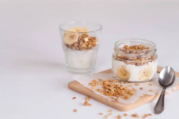 Ingredientes para granola de avena casera en tarro de vidrio. Copos de avena, miel, pasas y nueces. Concepto de desayuno saludable con copia — Foto de Stock