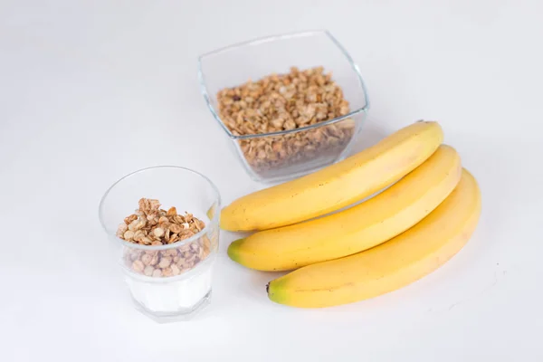 Ingredientes para granola de avena casera en tarro de vidrio. Copos de avena, miel, pasas y nueces. Concepto de desayuno saludable con copia — Foto de Stock