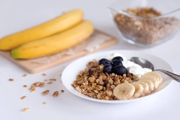 Ingredientes para granola de avena casera en tarro de vidrio. Copos de avena, miel, pasas y nueces. Concepto de desayuno saludable con copia — Foto de Stock